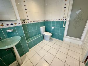 Master En-suite- click for photo gallery
